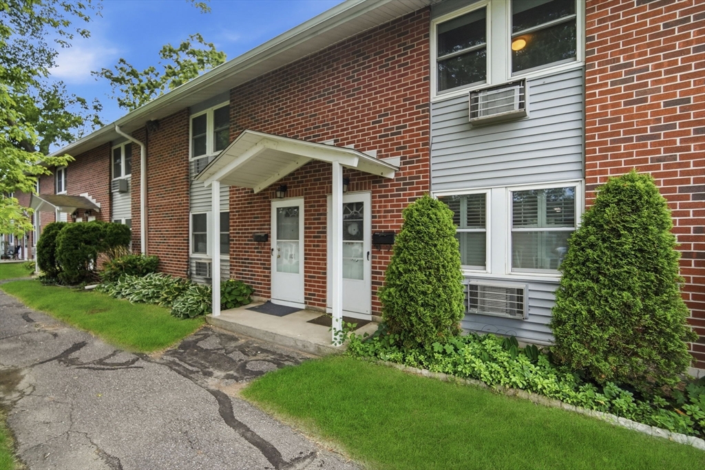 103 Manor Court, Unit 103 Springfield, MA 01118 - Photo 3 of 24