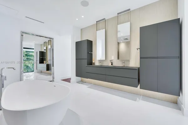 $5,395,000 | 7900 Southwest 54th Avenue, Miami, FL 33143