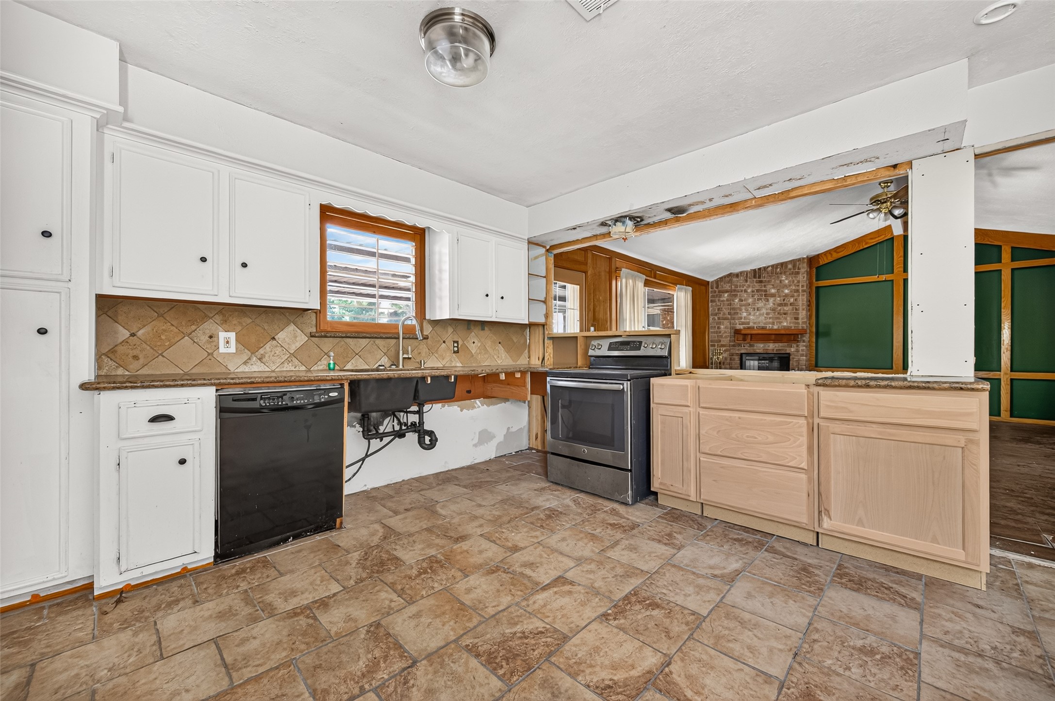 10211 Kerr Lane Conroe, TX 77385 - Photo 23 of 45 Kitchen with tile backsplash