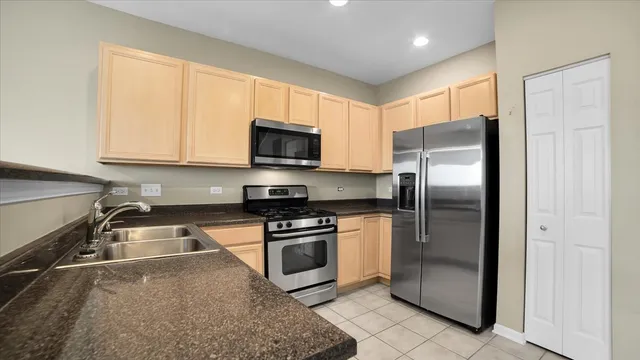 $419,900 | 1706 Buckingham Drive, Des Plaines, IL 60018