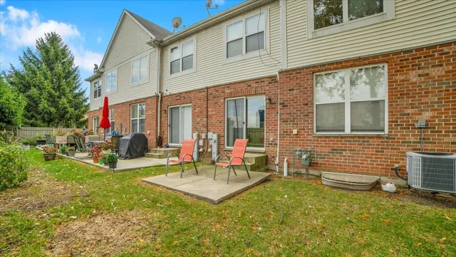 $419,900 | 1706 Buckingham Drive, Des Plaines, IL 60018