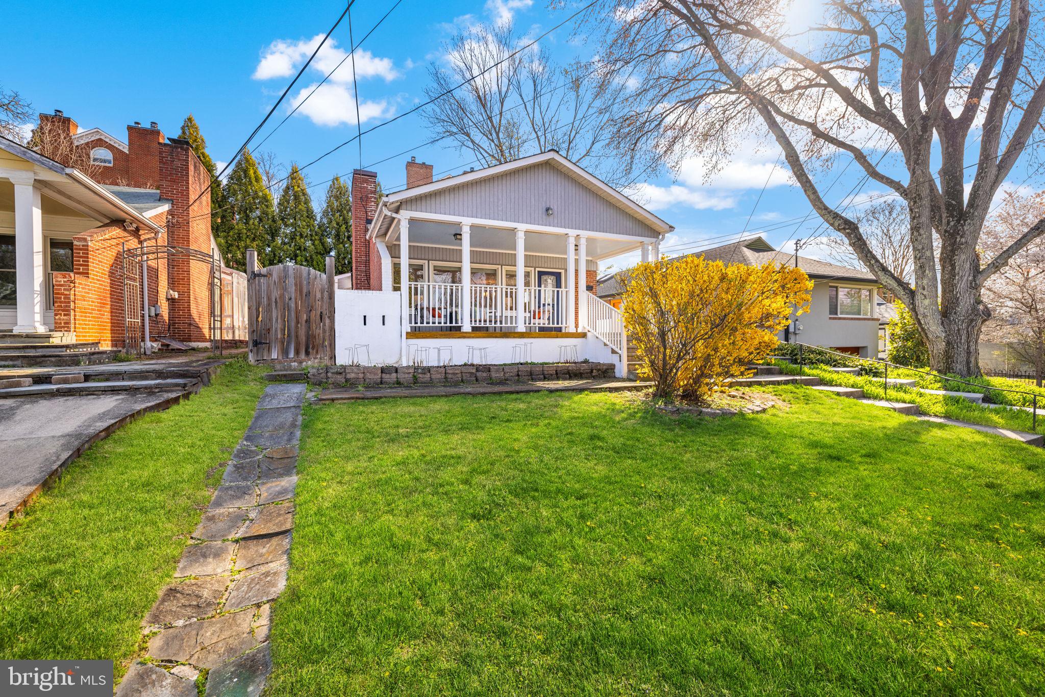 a view of a house with a yard