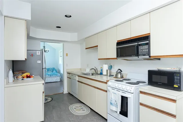 $3,600 | 327 Corey Lane, Middletown, RI 02842