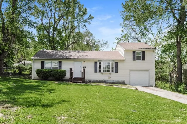 $1,370 | 10306 Oakland Avenue, Kansas City, MO 64134