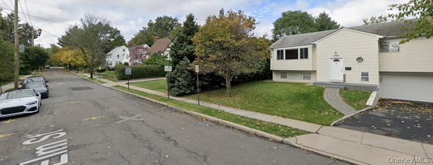 5 Elm Street Great Neck, NY 11021 - Photo 15 of 17 a view of a back yard of the house