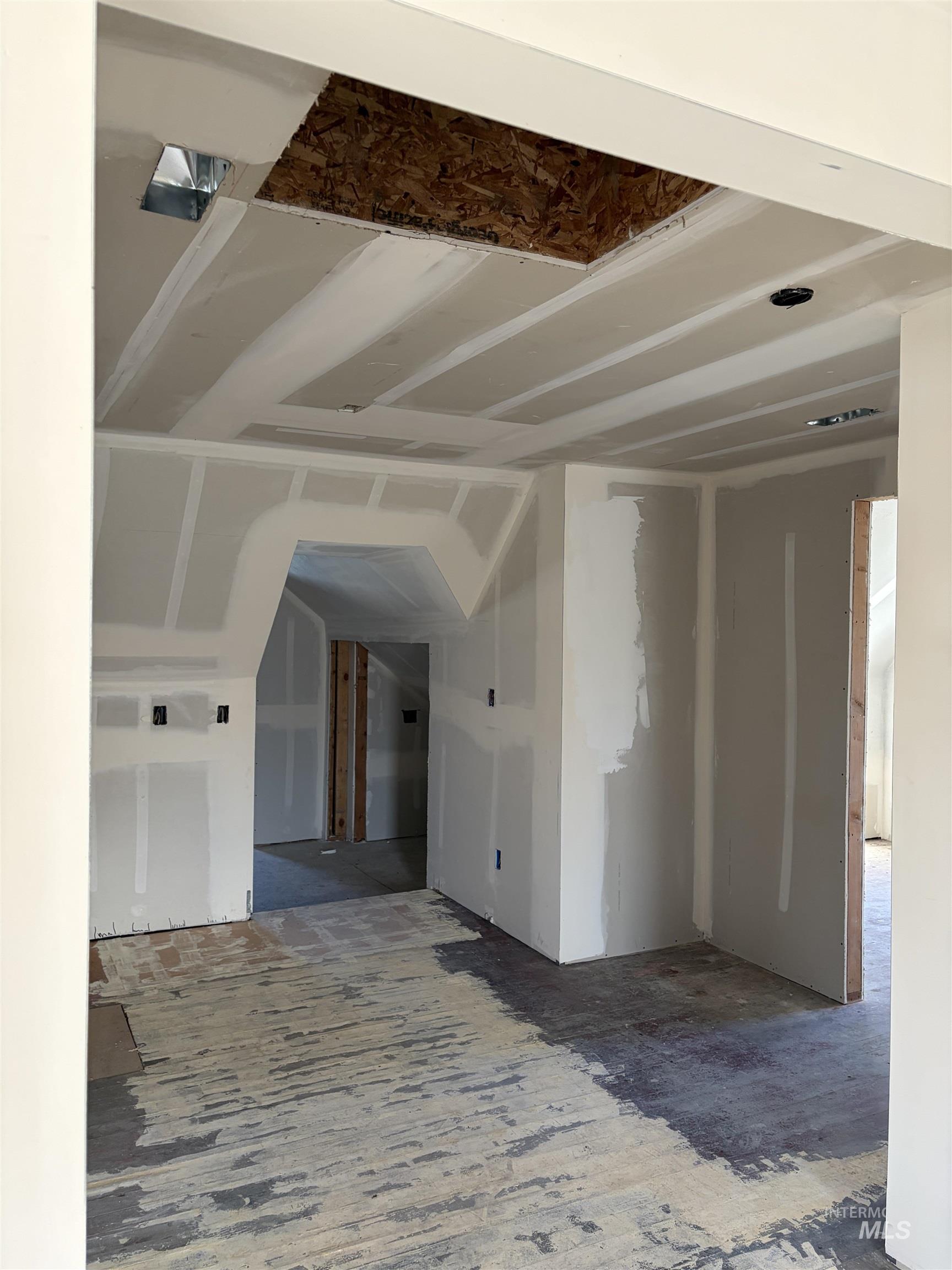 308 East Park Street Weiser, ID 83672 - Photo 36 of 50 Empty room with vaulted ceiling