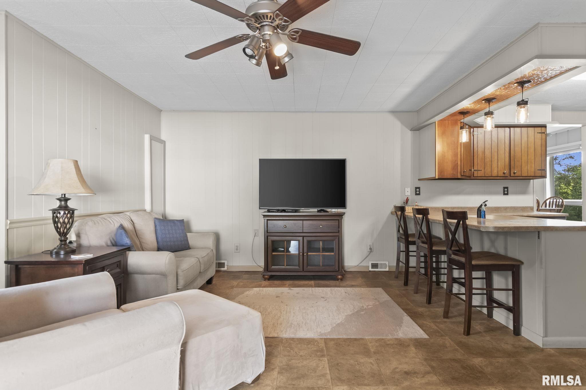 7096 Bahr Road Sherman, IL 62684 - Photo 7 of 38 Gallery Image 7