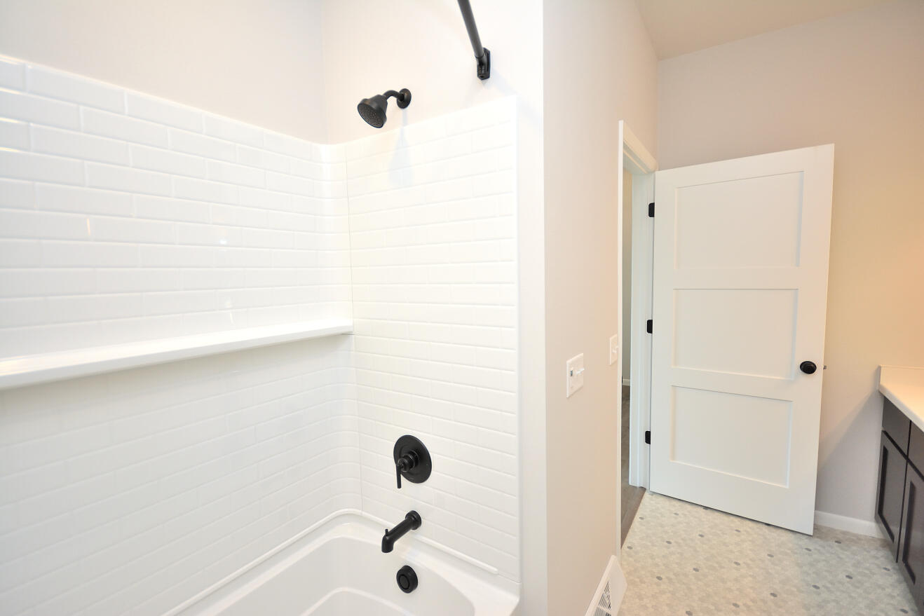 1076 Elderberry Road Oconomowoc, WI 53066 - Photo 16 of 30 96 ARWT (6)