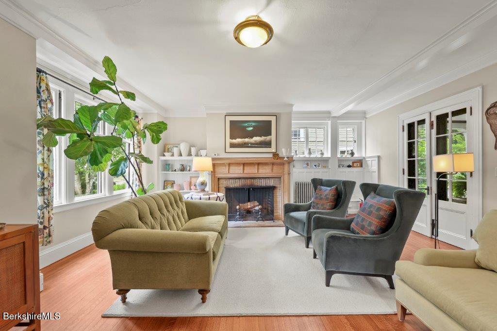 136 Pomeroy Avenue Pittsfield, MA 01201 - Photo 4 of 37 85 Living Room