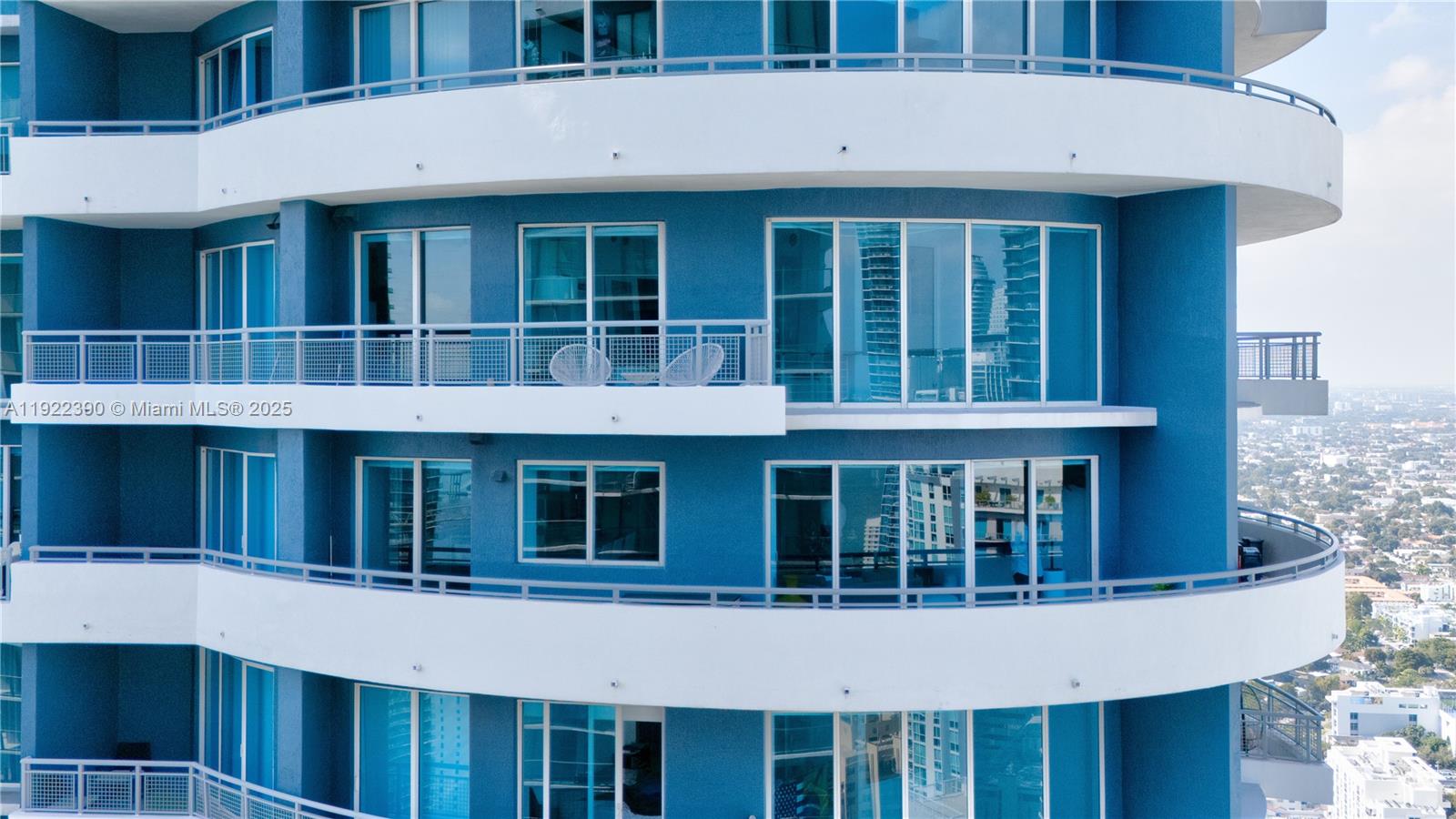 60 Southwest 13th Street, Unit 4616 Miami, FL 33130 - Photo 29 of 55 a view of a large white building