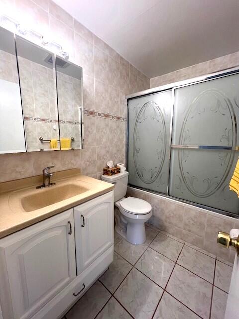 6800 Northeast 22nd Way, Unit 2132 Fort Lauderdale, FL 33308 - Photo 12 of 26 a bathroom with a toilet sink and mirror