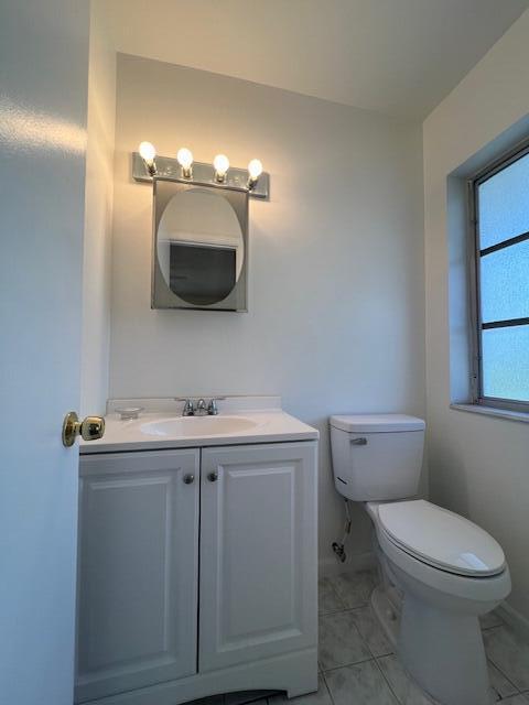 6800 Northeast 22nd Way, Unit 2132 Fort Lauderdale, FL 33308 - Photo 17 of 26 a bathroom with a toilet a sink and mirror
