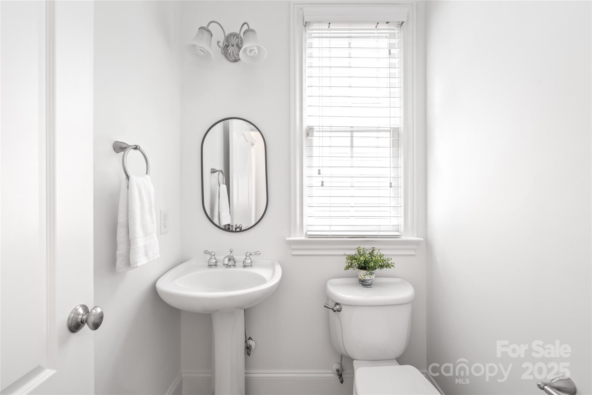 915 Millbrook Road Charlotte, NC 28211 - Photo 20 of 39 a bathroom with a sink a toilet and a mirror