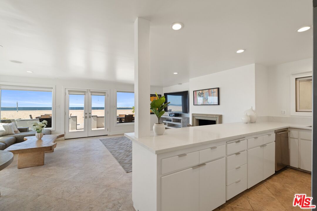 6419 Ocean Front Walk Playa del Rey, CA 90293 - Photo 11 of 54