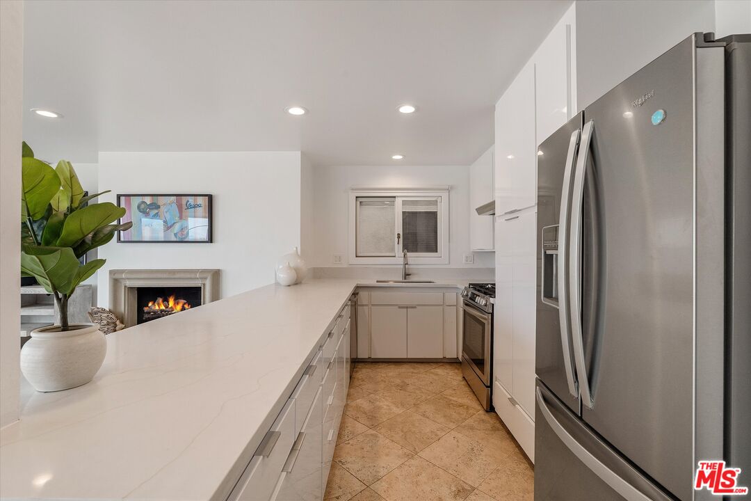 6419 Ocean Front Walk Playa del Rey, CA 90293 - Photo 10 of 57