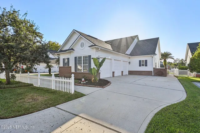 a view of livingroom with furniture and ceiling fan