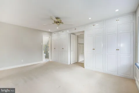 a view of empty room with a ceiling fan