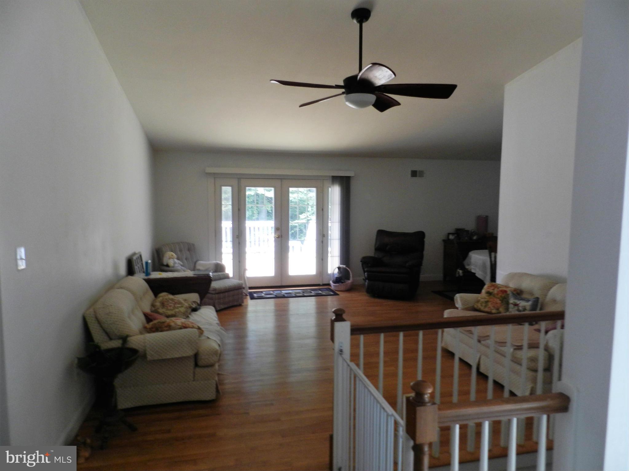 8 Marigold Court Silver Spring, MD 20906 - Photo 11 of 18 Living Room