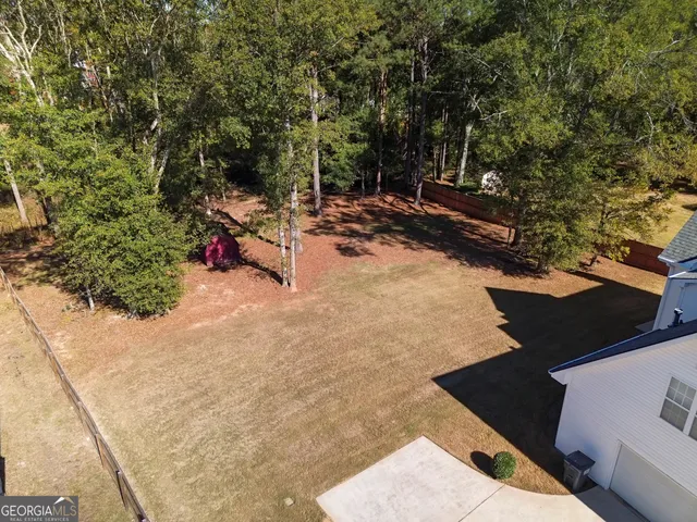 a view of a backyard of the house
