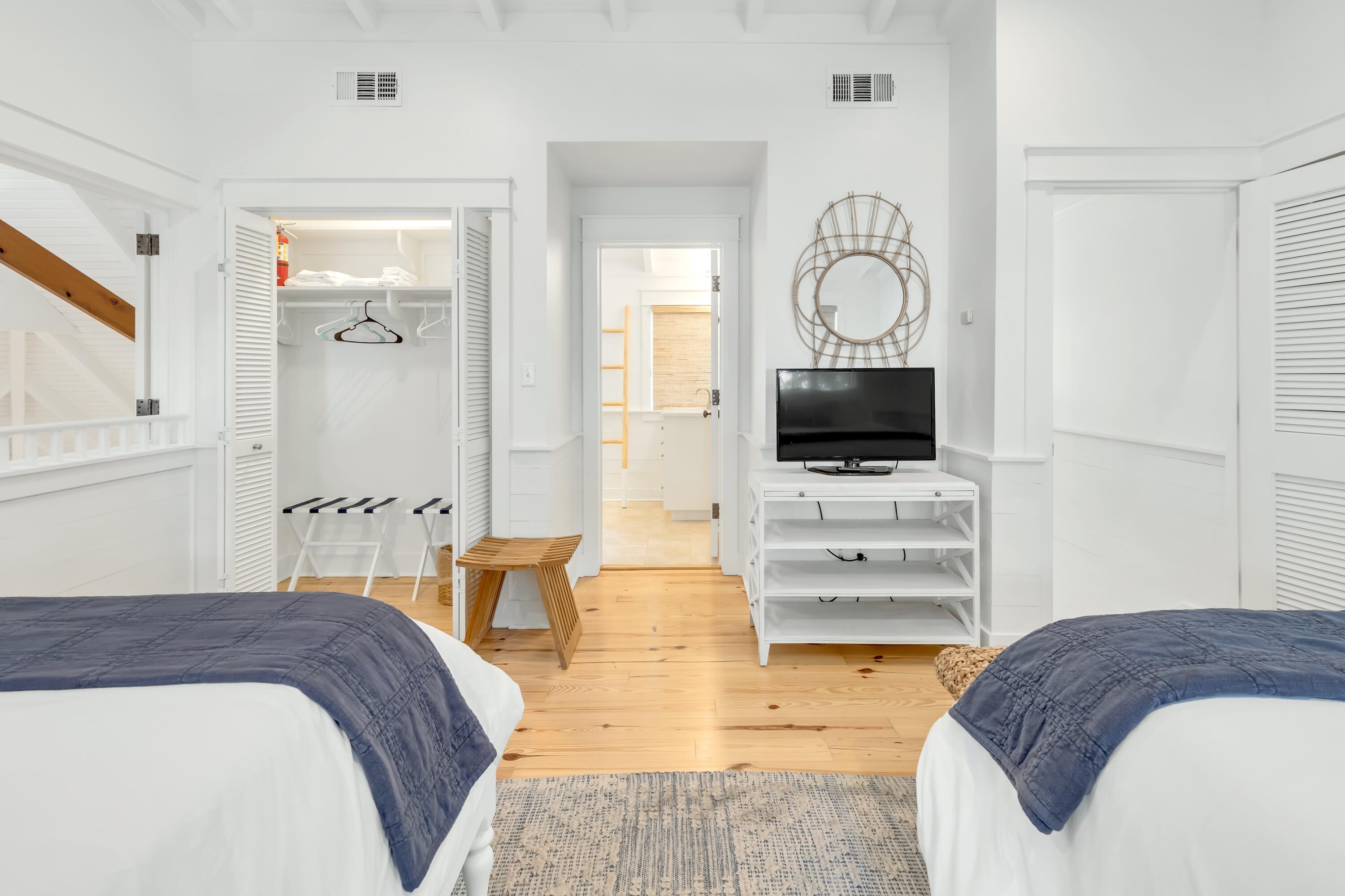 114 Sunset Ridge Lane Santa Rosa Beach, FL 32459 - Photo 26 of 90 a bedroom with a bed and furniture