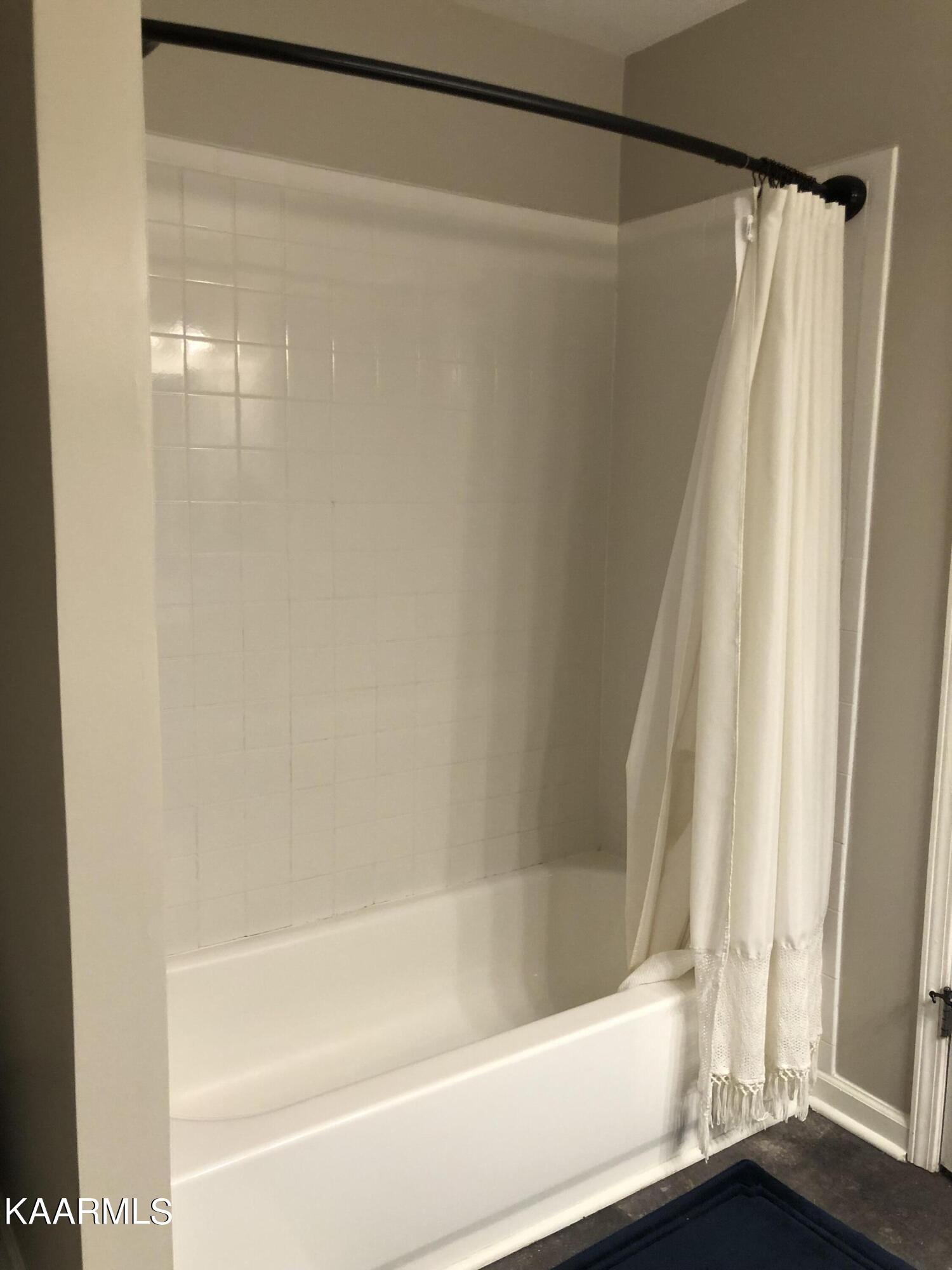 102 West Maiden Lane Oak Ridge, TN 37830 - Photo 15 of 27 Tile Surround Tub In Master Bath