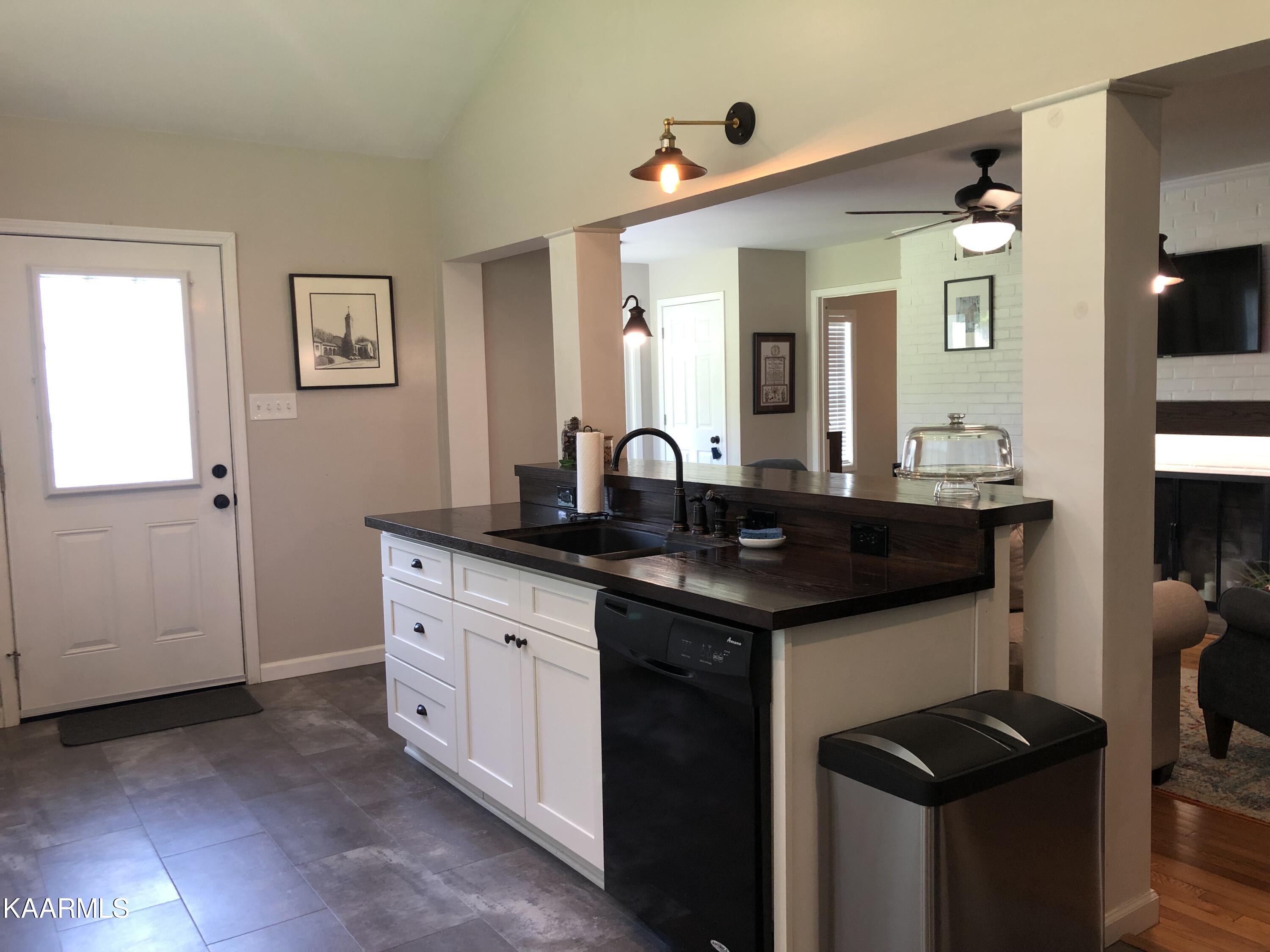 102 West Maiden Lane Oak Ridge, TN 37830 - Photo 10 of 27 Island With Breakfast Bar