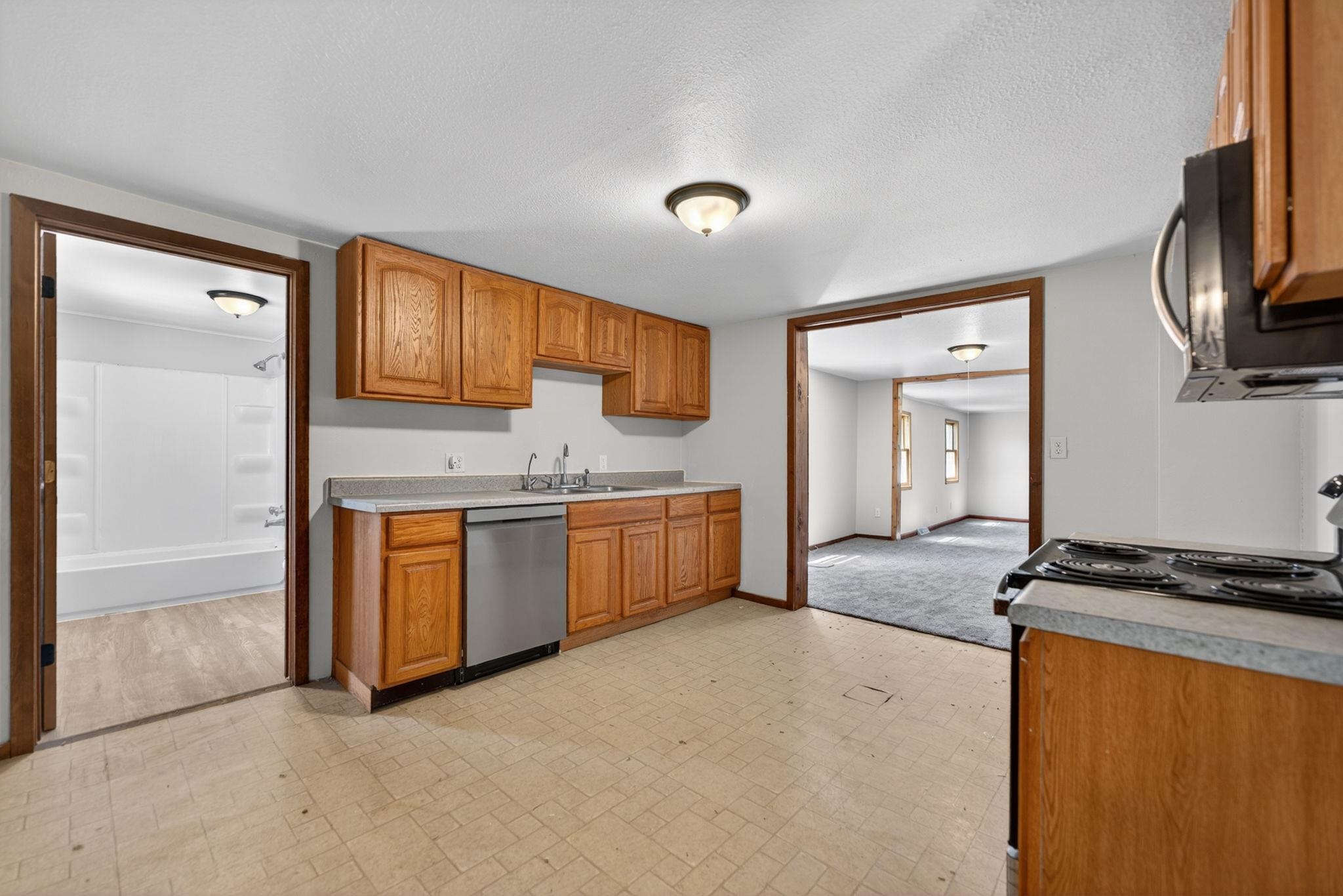 972 East Philhower Road Beloit, WI 53511 - Photo 5 of 29