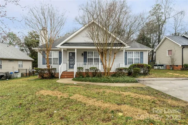 a view of a yard in front of house