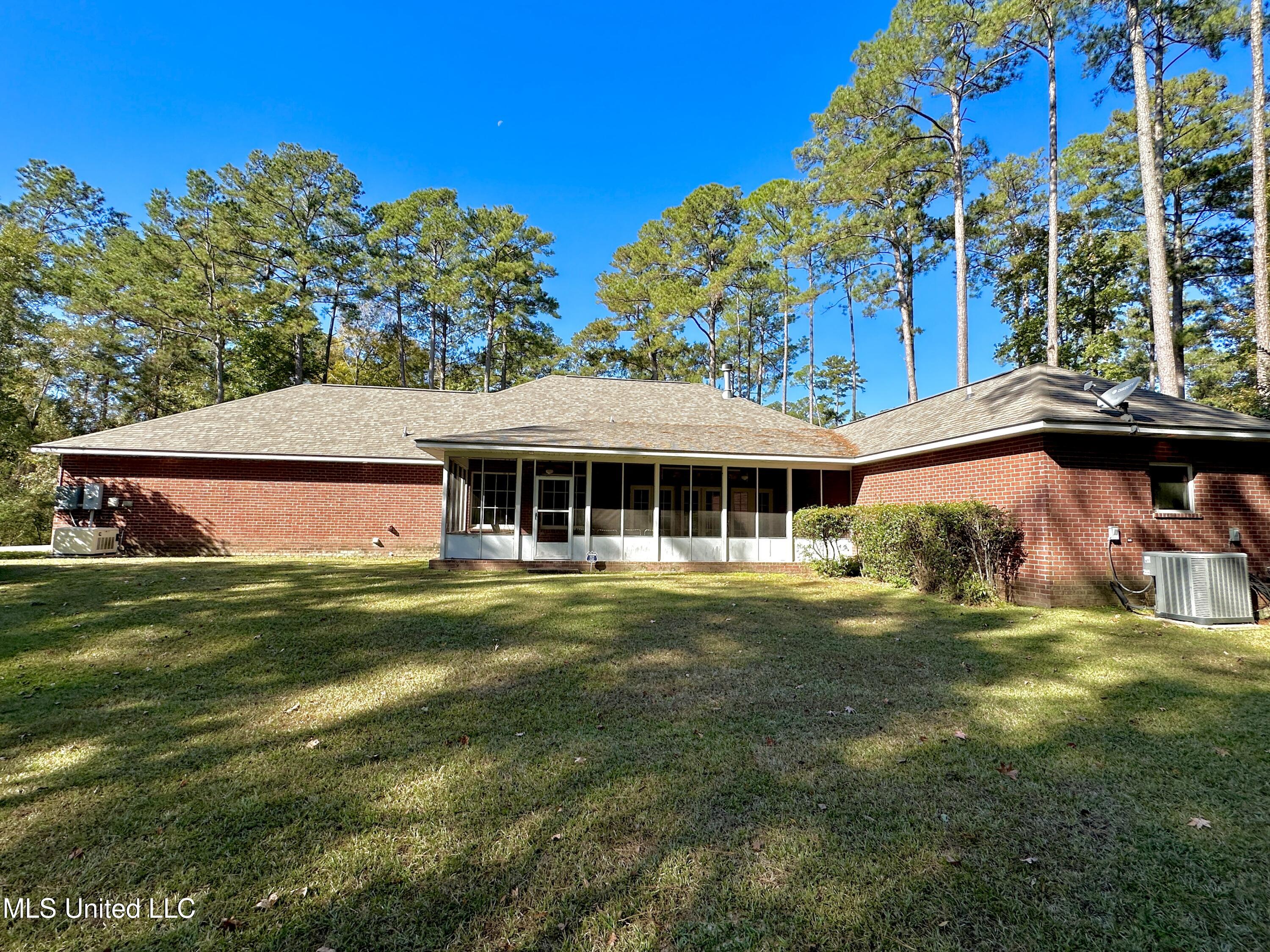 306 Cherokee Drive McComb, MS 39648 - Photo 3 of 37 IMG_8429