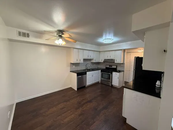 $2,295 | 1945 Hancock Drive, Unit 1945, Hoffman Estates, IL 60169