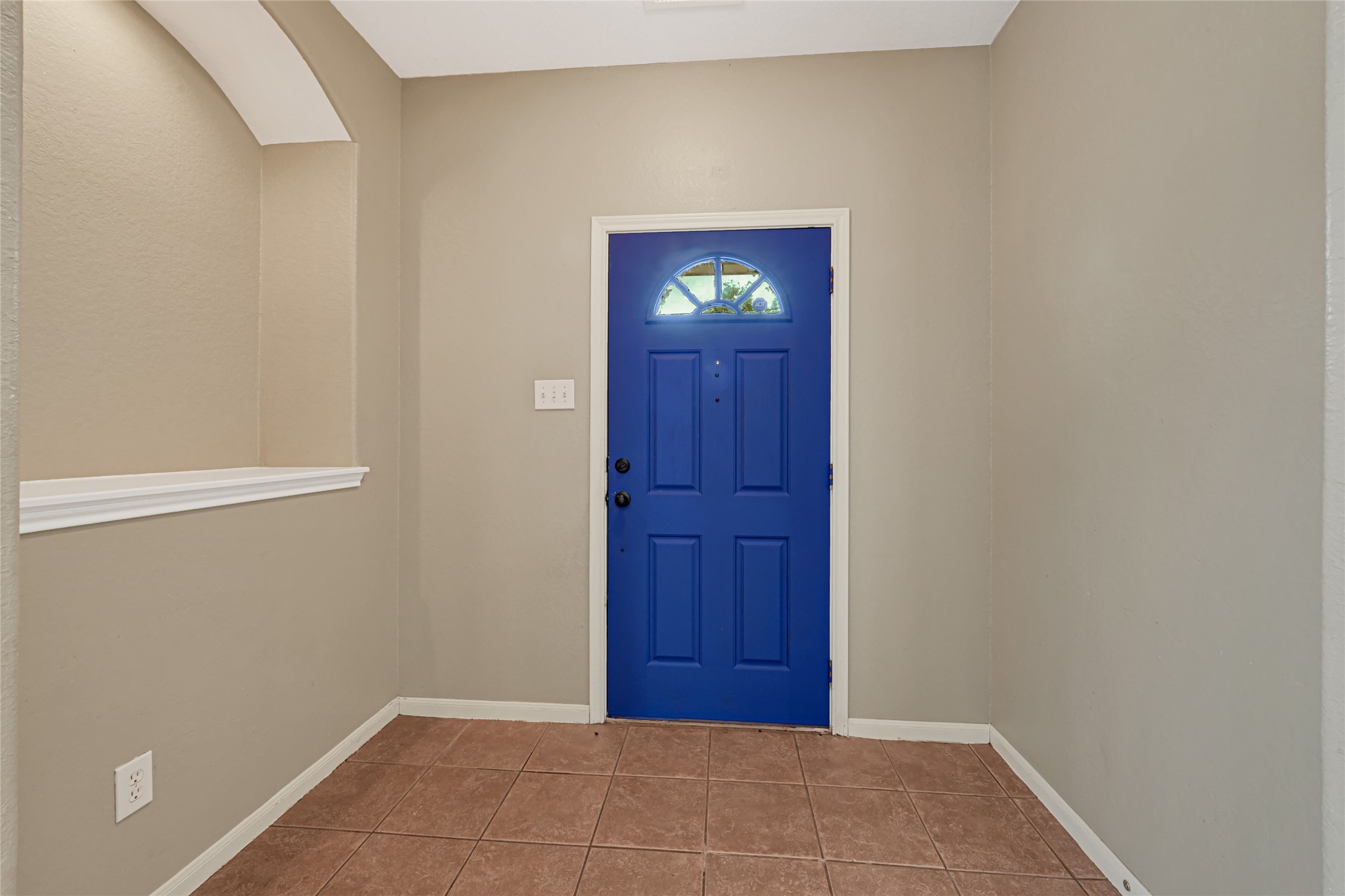 9429 Lambright Road Houston, TX 77075 - Photo 6 of 29 Art niches pop throughout home.
