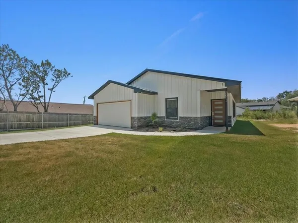 $2,300 | 3612 Broken Bow Drive, Granbury, TX 76048