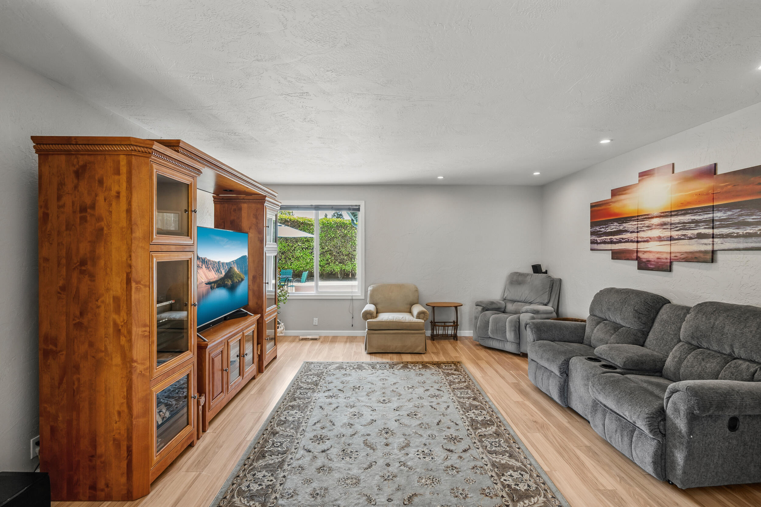 723 Pierce Road Medford, OR 97504 - Photo 5 of 38 front living room