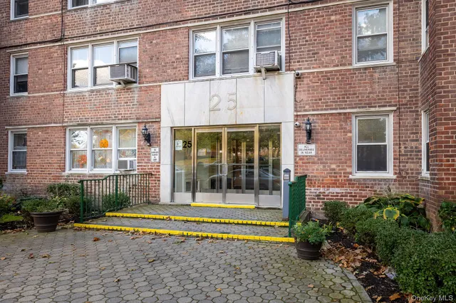 $166,400 | 25 Knolls Crescent, Unit 8L | Spuyten Duyvil