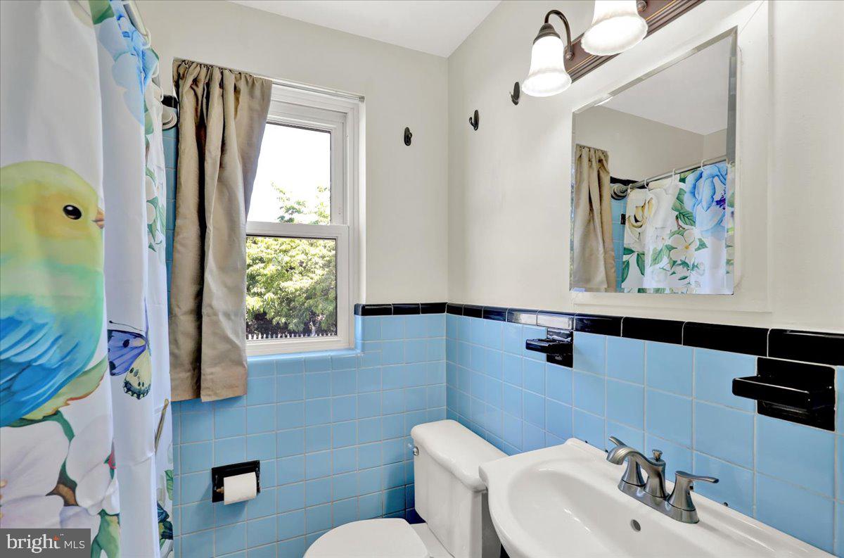 418 Egle Road Reading, PA 19601 - Photo 21 of 33 Main Bath