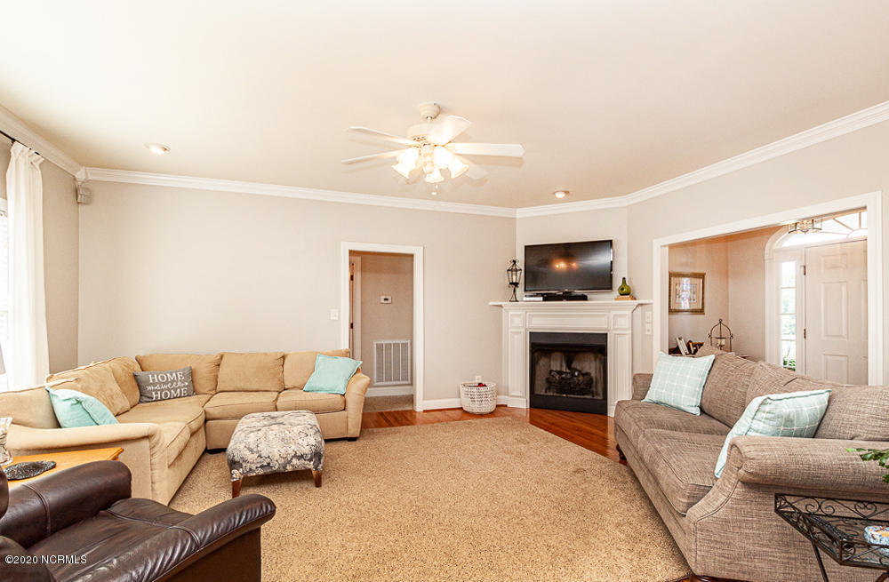 2189 James Road Nashville, NC 27856 - Photo 4 of 22 Great Room with gas log fireplace!