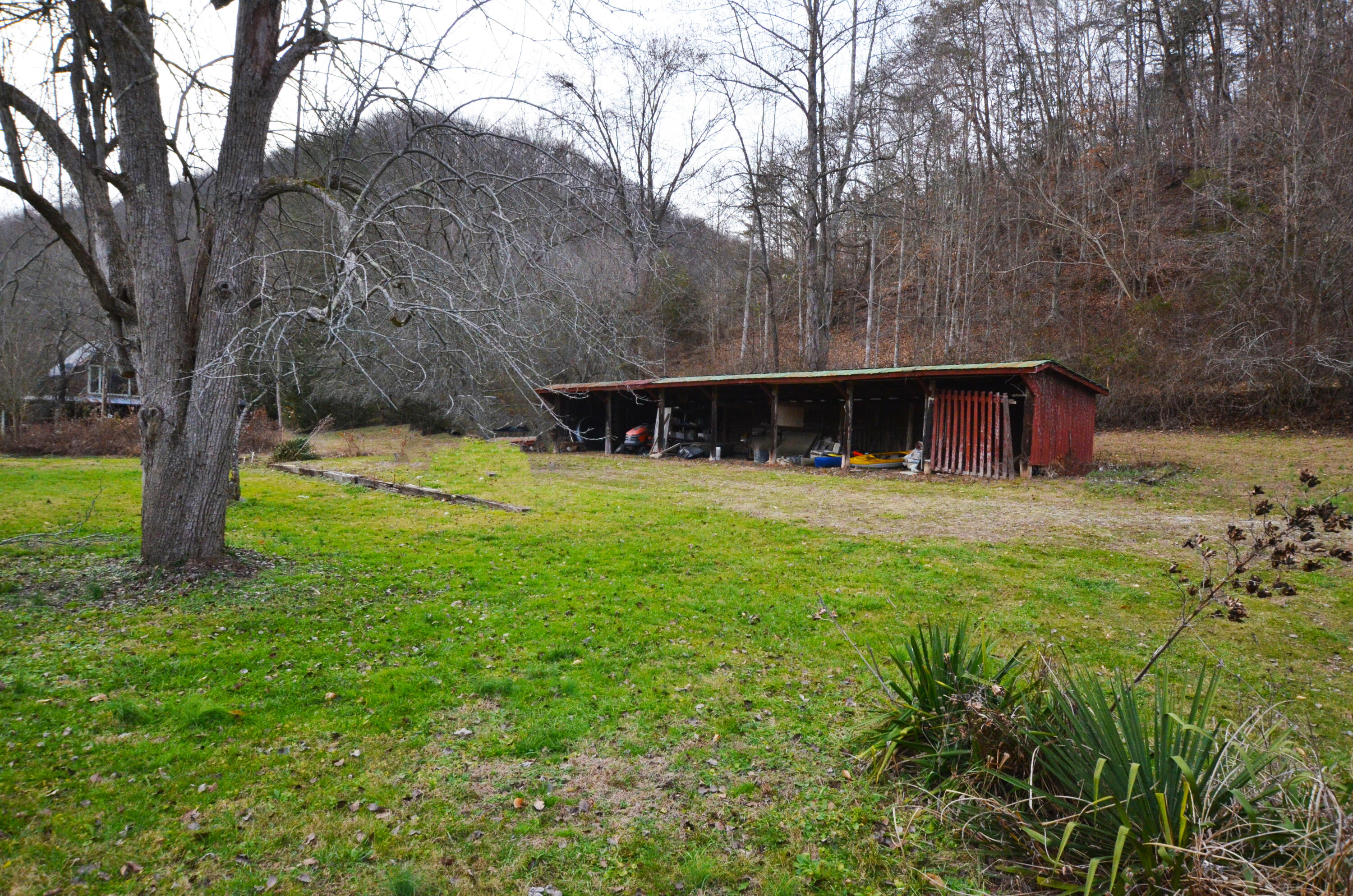 11907 Old Landing Road Irvine, KY 40336 - Photo 102 of 130 Six stall run in shed!