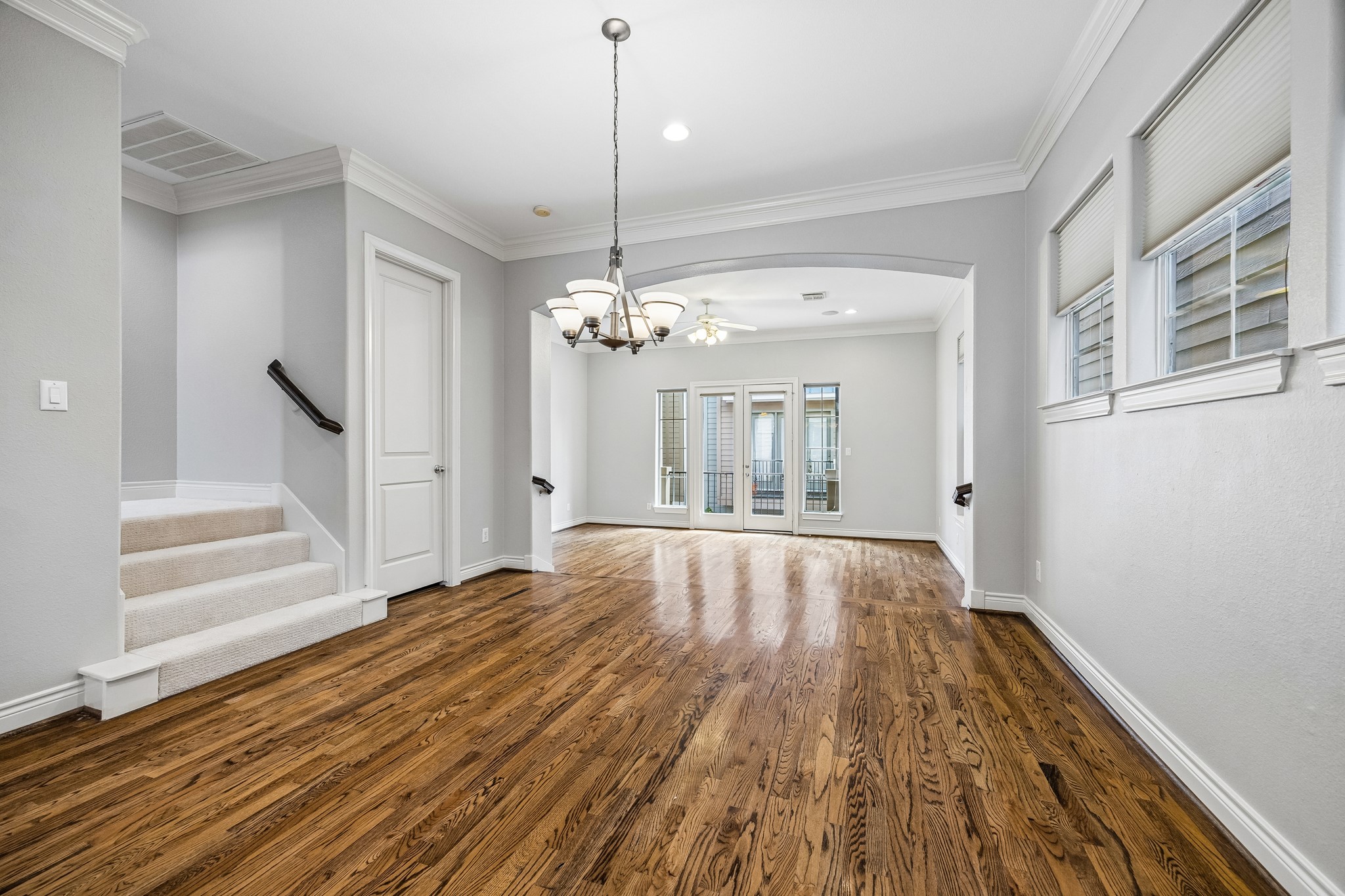 622 Rutland Street, Unit D Houston, TX 77007 - Photo 9 of 27 Open-concept design connects living, dining, and kitchen areas for easy entertaining. Elegant archways and architectural details add visual interest. Hardwood flooring continues throughout for a cohesive look.