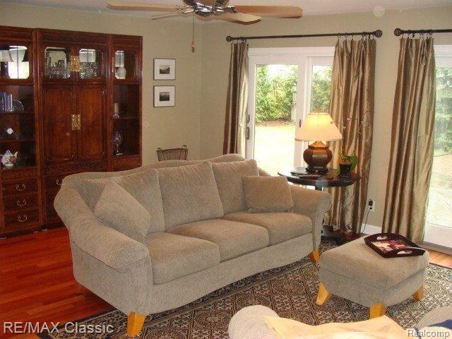 916 Roselawn Drive Rochester, MI 48307 - Photo 9 of 16 916 Roselawn 026