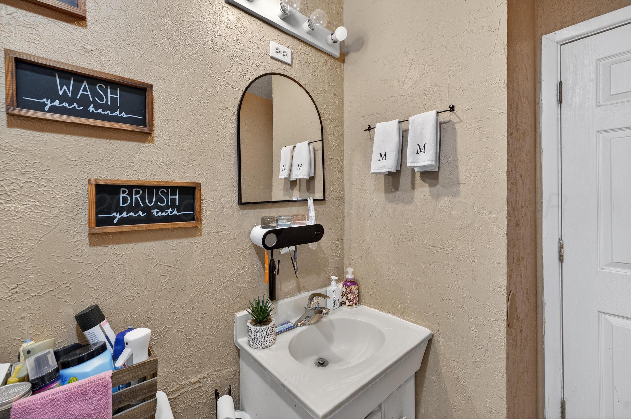 1007 Tudor Drive Amarillo, TX 79104 - Photo 17 of 27 a bathroom with a sink and a mirror