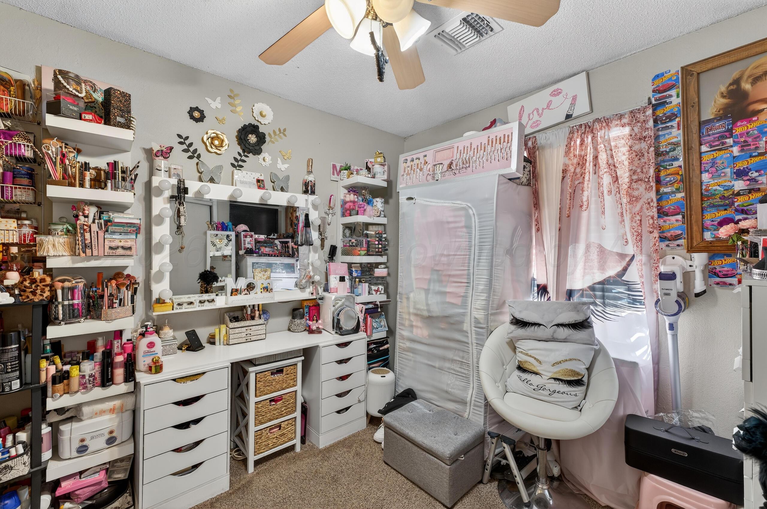 1007 Tudor Drive Amarillo, TX 79104 - Photo 18 of 27 a view of a livingroom with shelves