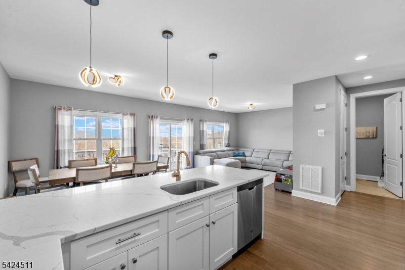 64 Halina Lane Butler, NJ 07405 - Photo 1 of 50