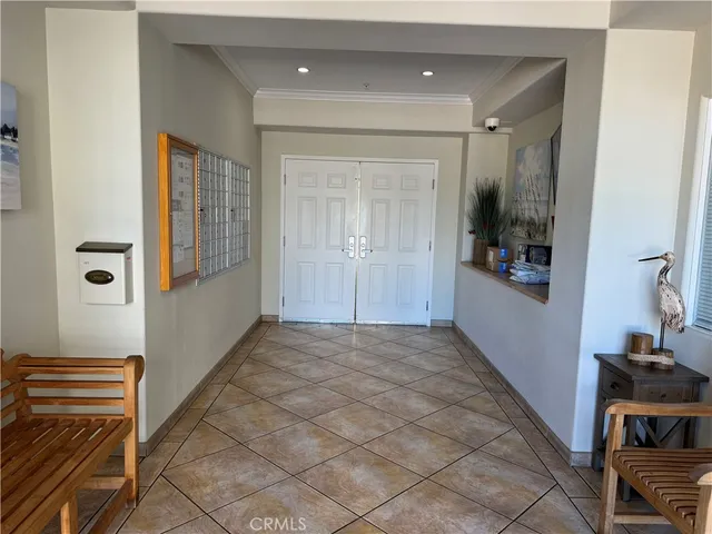 a view of an entryway with a livingroom