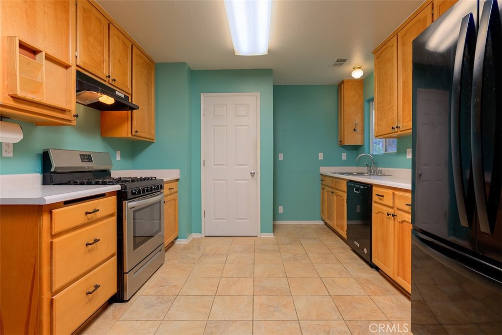 2732 Lowell Drive Chico, CA 95973 - Photo 11 of 40 a kitchen with stainless steel appliances granite countertop a refrigerator and a stove top oven