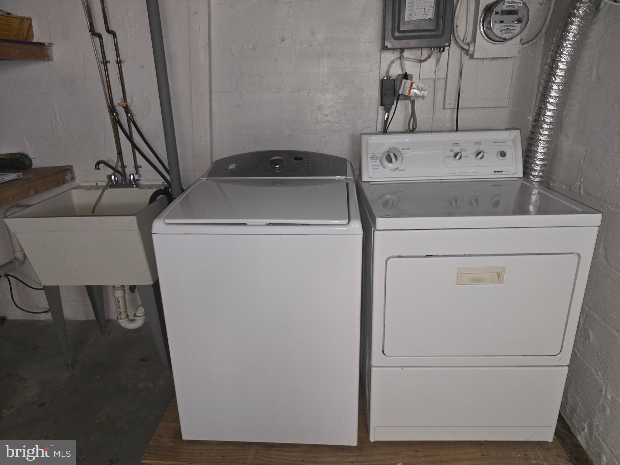 8625 Black Oak Road Baltimore, MD 21234 - Photo 31 of 36 a utility room with dryer and washer