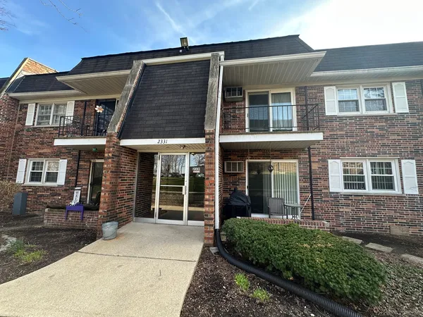 $2,150 | 2331 Ogden Avenue, Unit 4, Downers Grove, IL 60515