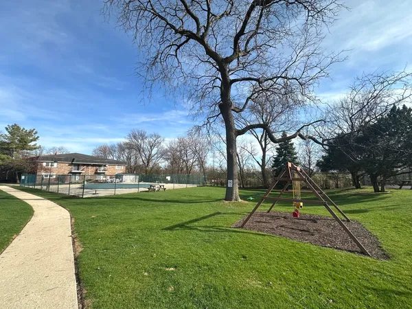 $2,000 | 2331 Ogden Avenue, Unit 4, Downers Grove, IL 60515