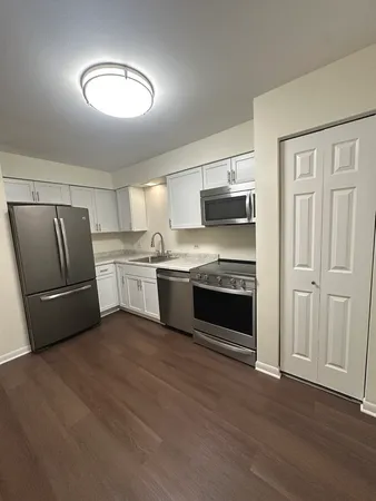 $2,000 | 2331 Ogden Avenue, Unit 4, Downers Grove, IL 60515