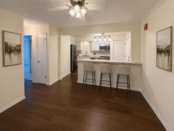 $2,000 | 2331 Ogden Avenue, Unit 4, Downers Grove, IL 60515