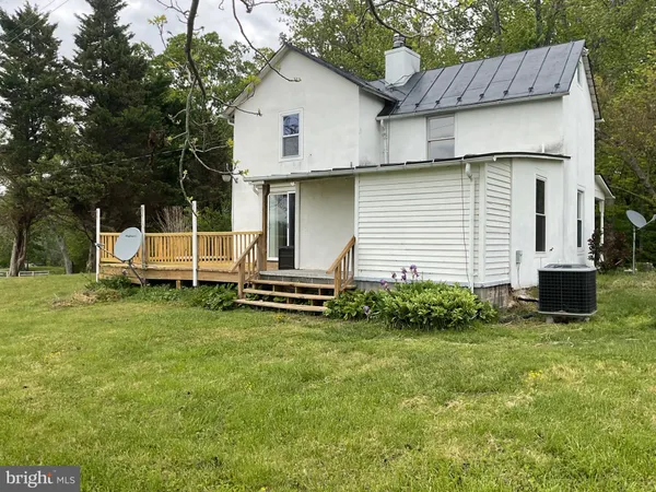 $2,300 | 6774 Leeds Manor Road, Marshall, VA 20115